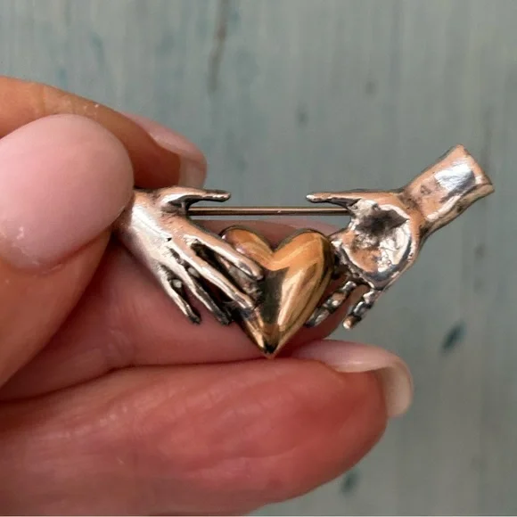 Unique artisan-made pin with gold heart held by two silver hands - Picture 14 of 15